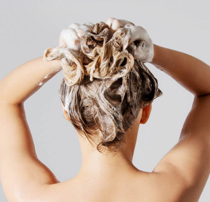 How to Properly Use Anti-Dandruff Shampoo